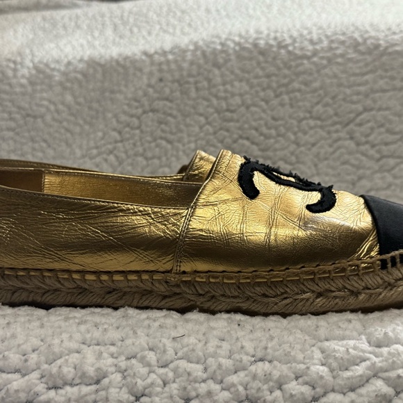 CHANEL Metallic Gold & Black Espadrilles – Size 38 - Picture 15 of 16